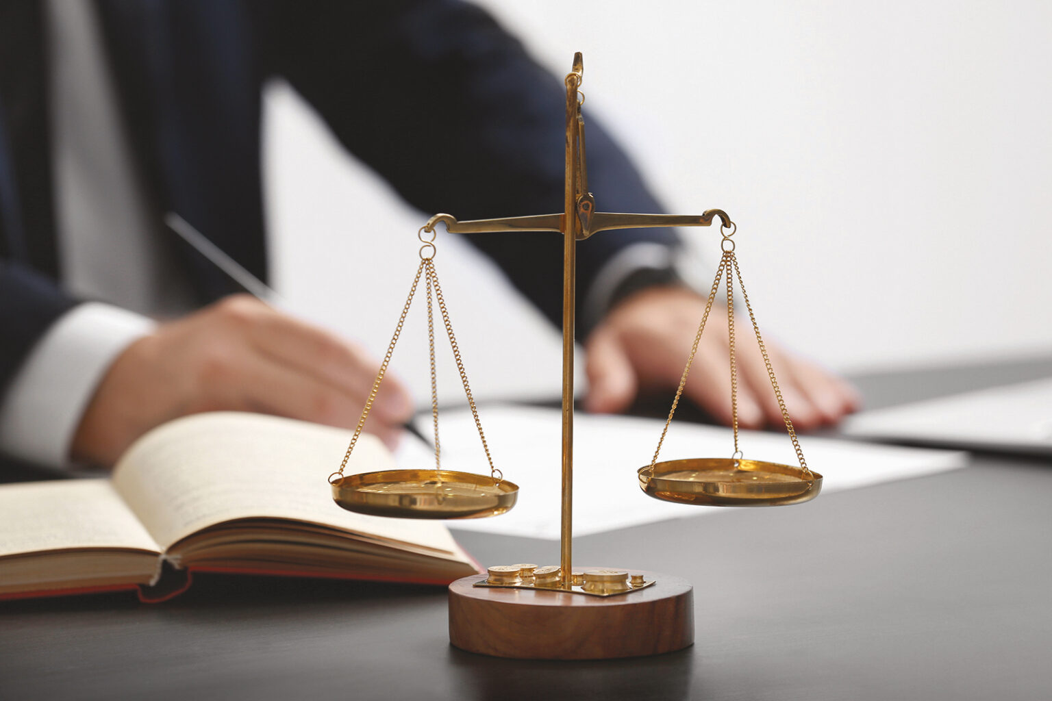 محامي متخصص في قضايا تجارية