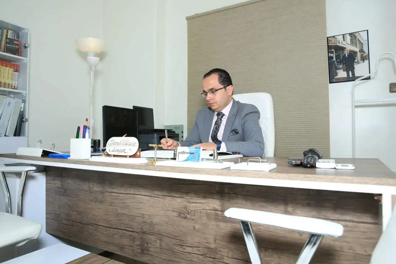 محامٍ للرد على الاستشارات القانونية